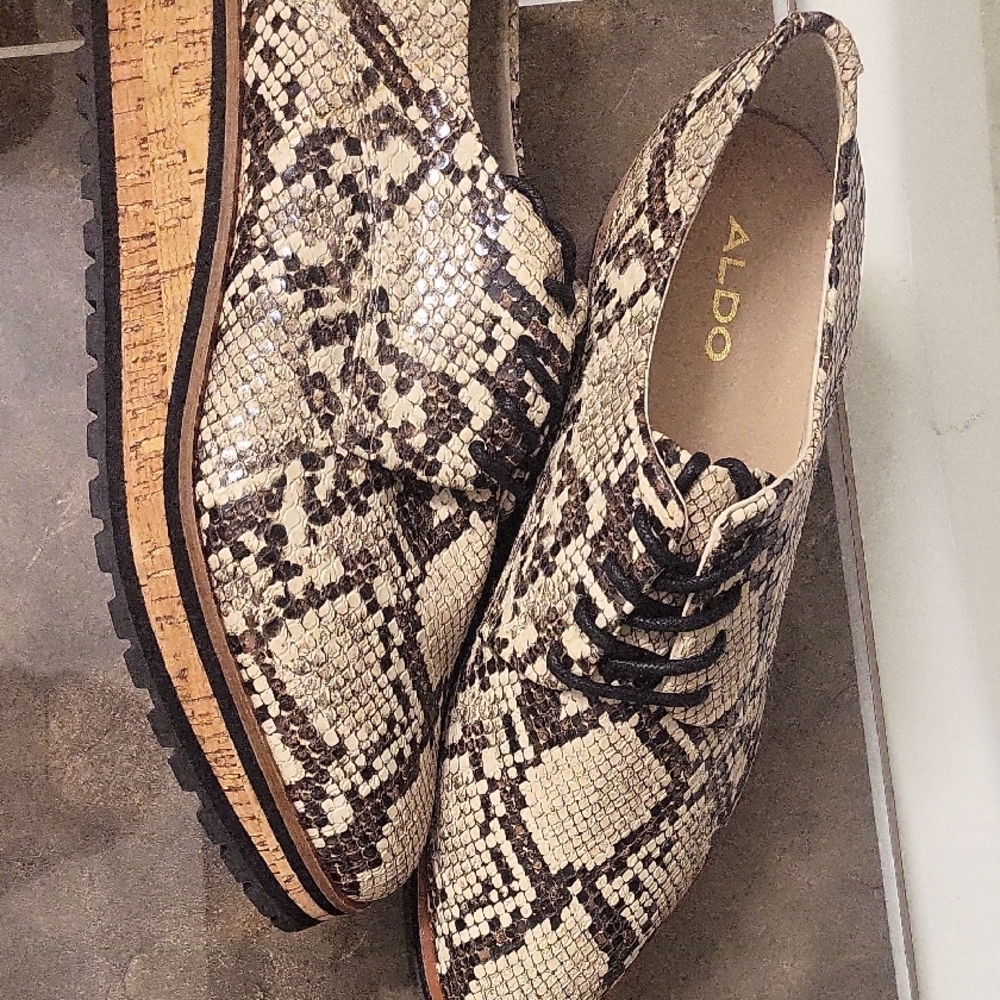 Aldo Black and Cream Flats with Elegant Design